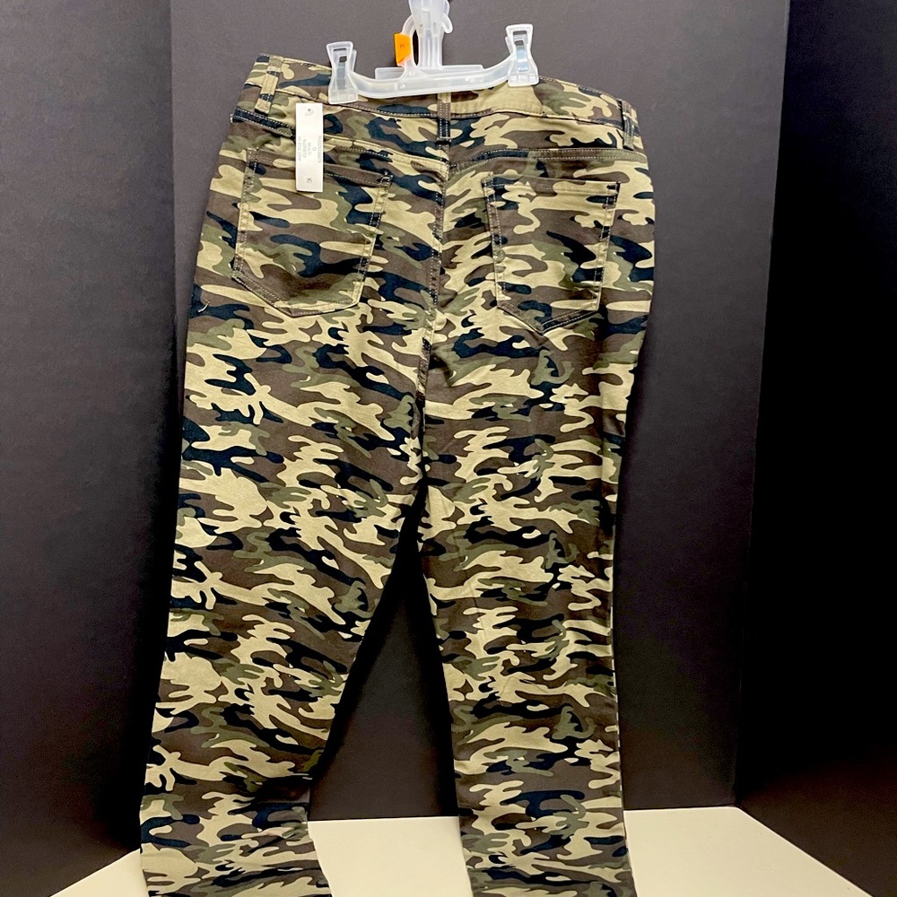 BRAND NEW, NEVER Worn NoBo camouflaged high rise waist skinny leg stretch pants
